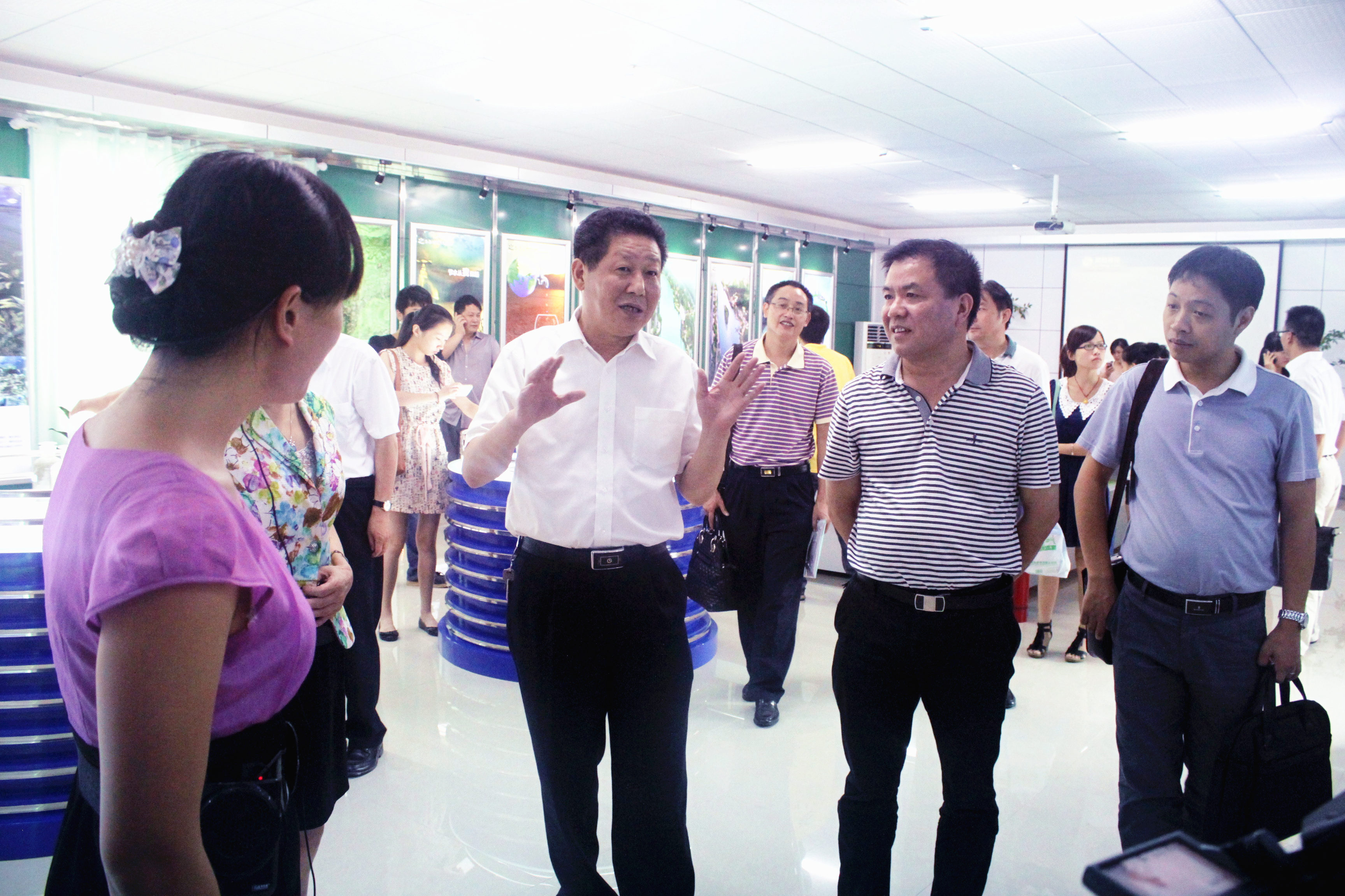 2012年8月，省委宣傳部紀(jì)檢組長肖君華在時(shí)任市委常委，宣傳部部長錢德喜的帶領(lǐng)下蒞臨公司視察.JPG