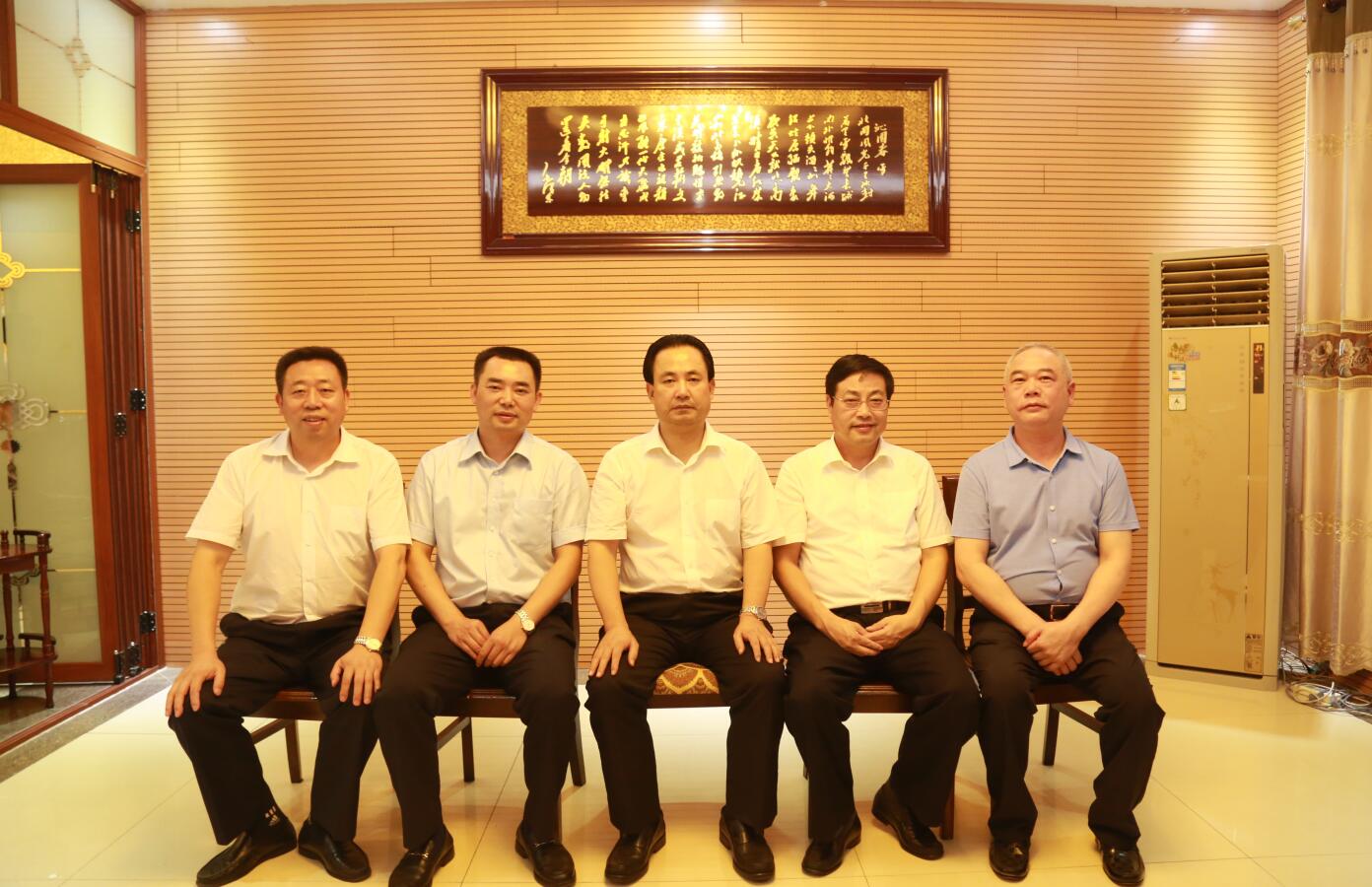 2016年9月，時(shí)任市委常務(wù)副市長楊親鵬等領(lǐng)導(dǎo)蒞臨公司指導(dǎo).JPG
