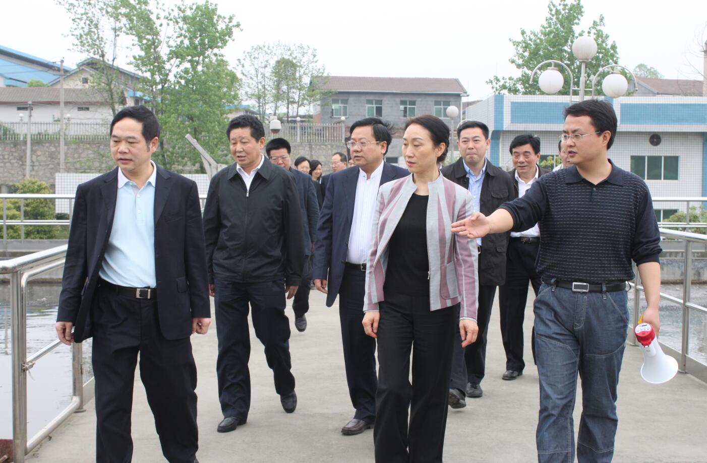2011年4月，省政協(xié)主席，時(shí)任省委常委、統(tǒng)戰(zhàn)部部長李薇薇來公司視察.JPG